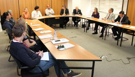 Foto da reunião de apresentação do relatório com presença da Casan