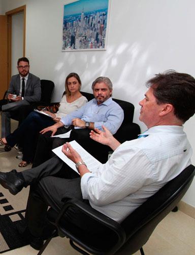 Promotor Daniel Paladino em reunião no gabinete em Florianópolis discutindo com representantes da prefeitura o Termo de Ajustamento de Conduta para melhorar as praias da Capital