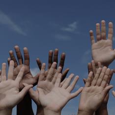 Imagem de mãos, representando os Direitos Humanos