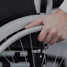 Pessoa em uma cadeira de rodas