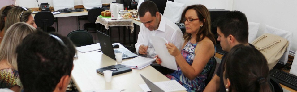 Promotor de Justiça Aurélio Giacomelli da Silva em reunião com professores e diretora de escola em Palhoça no projeto Promotor na Escola